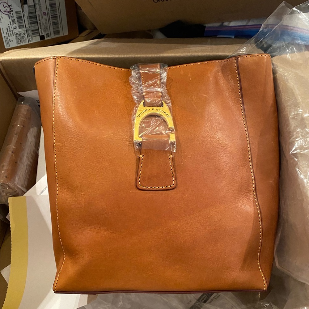 Elegant Tan Leather Men's Bag